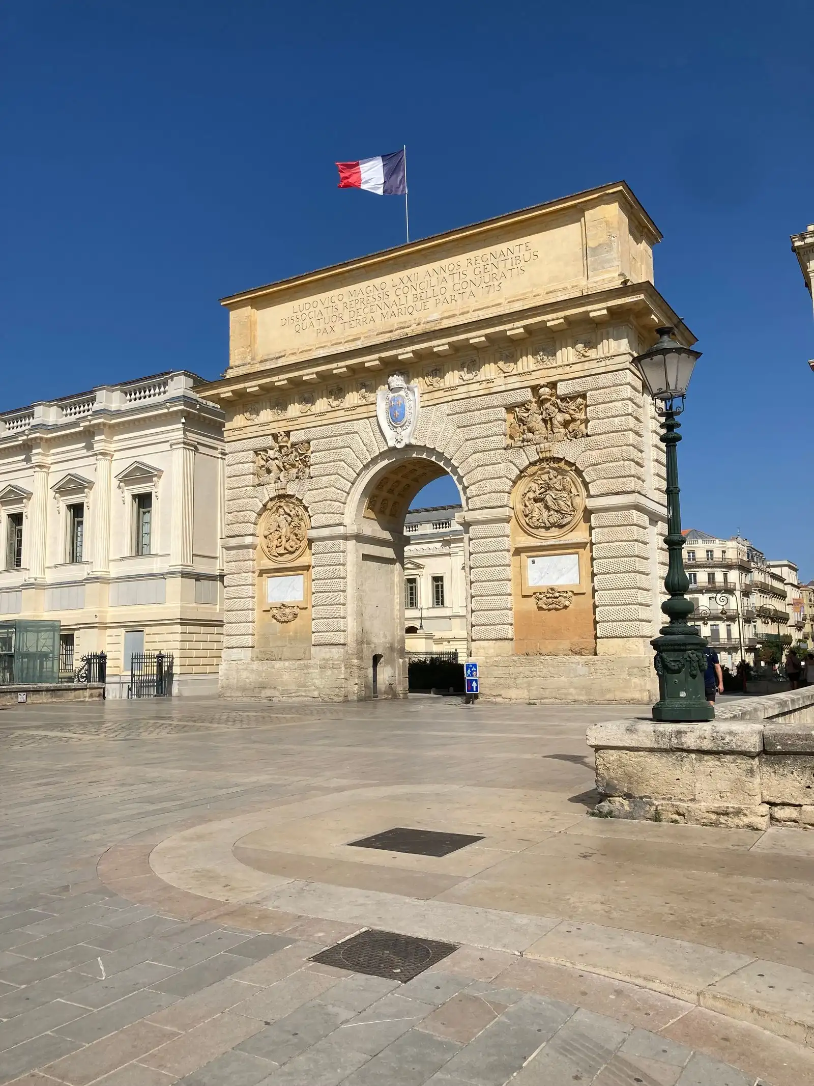 Montpellier's triumphal arch and surrounding buildings
