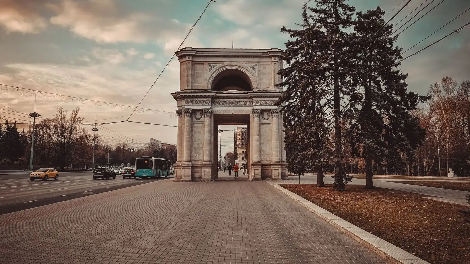 The Triumphal Arch beside a street in Chișinău
