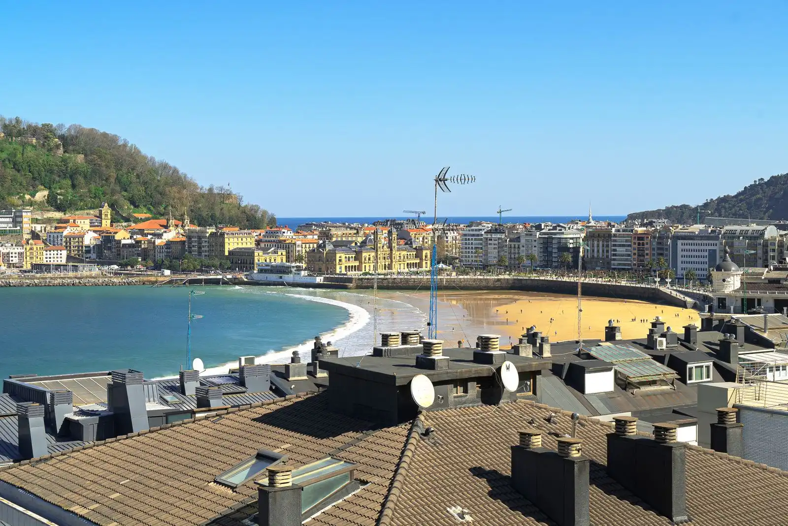 San Sebastián's buildings curve around the bay