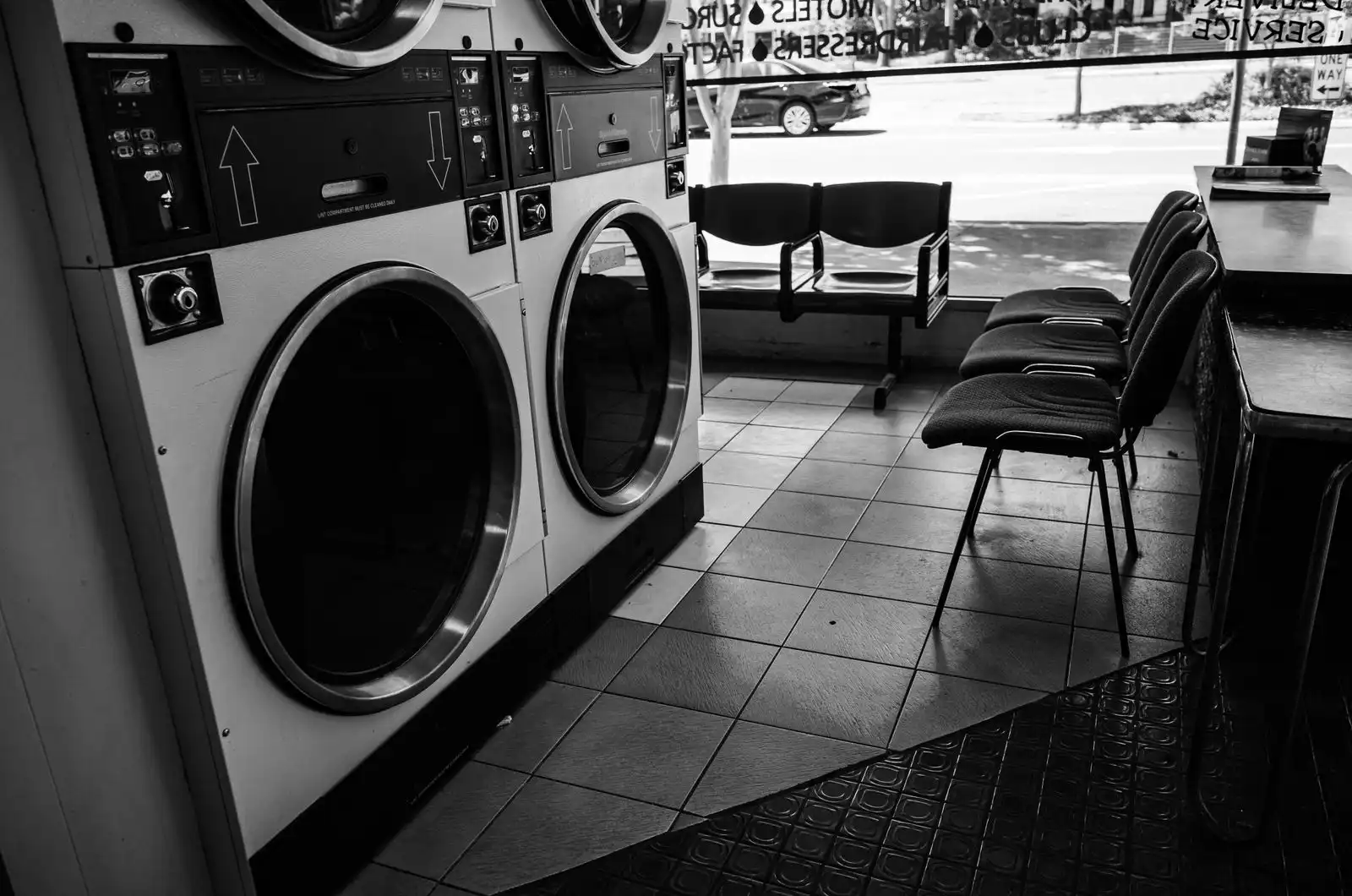 Washing machines and waiting chairs inside a laundromat